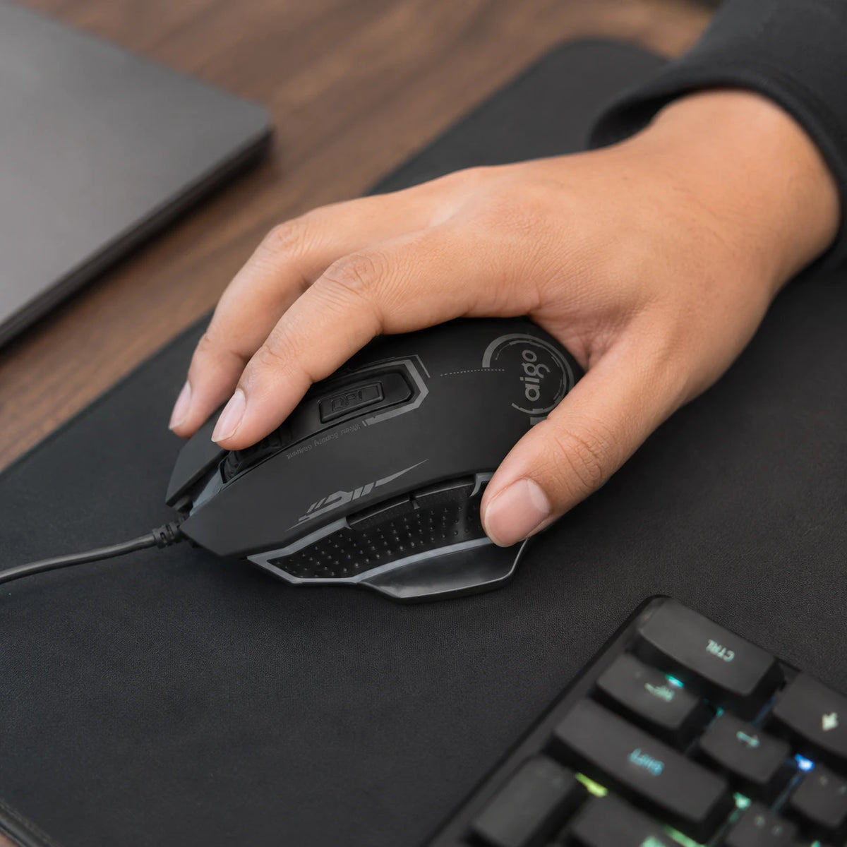 Aigo Q833 ergonomic wired gaming mouse for gaming setup