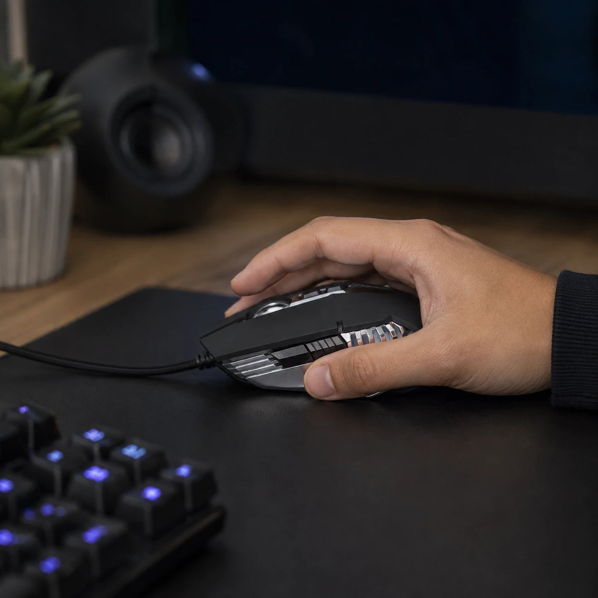 HP G160 ergonomic gaming mouse with LED lighting effects